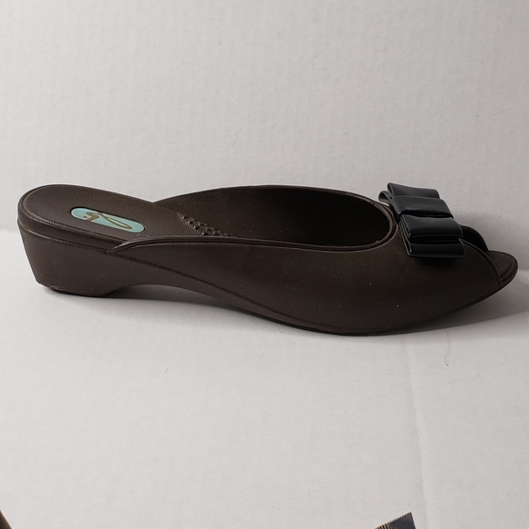 Oka B. waterproof wedge sandals, sz Medium, bow - Picture 14 of 16